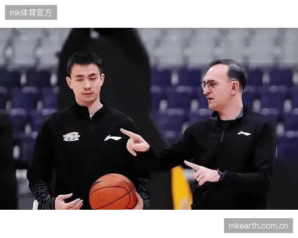 辽宁男篮正式确认主帅乌戈·洛佩斯留任，球队将继续围绕其防守理念备战新赛季。